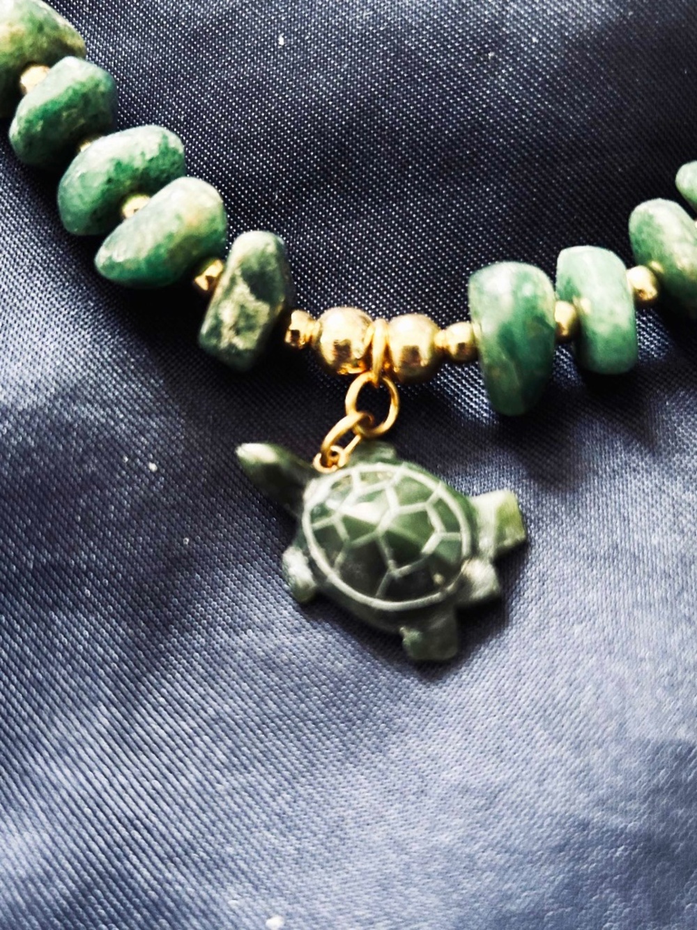 NECKLACE JADE TURTLE WITH JADE NUGGETS & GOLD TONE BEADS & GREEN GLASS SEED BEAD